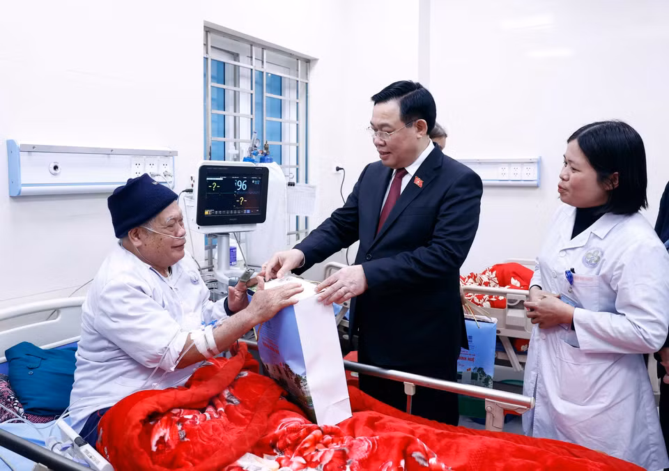 Chủ tịch Quốc hội Vương Đình Huệ thăm hỏi và tặng quà cho bệnh nhân đang điều trị tại Bệnh viện Đa khoa Định Hóa. (Ảnh: An Đăng/TTXVN)