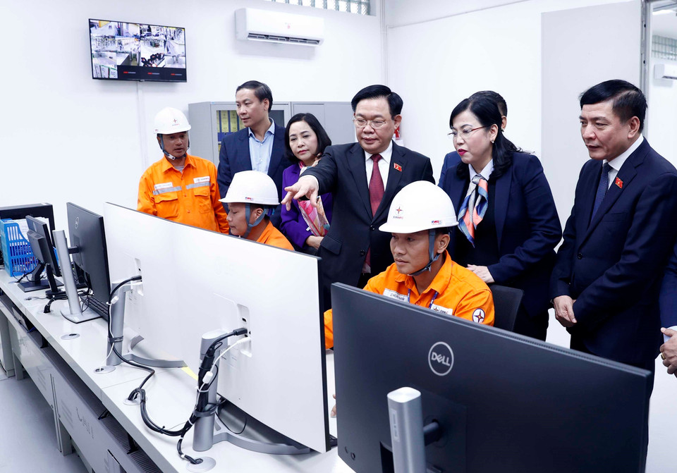 Chủ tịch Quốc hội Vương Đình Huệ thăm hỏi cán bộ công nhân viên tại khu điều hành của Trạm biến áp 110kV Định Hóa. (Ảnh: An Đăng/TTXVN)