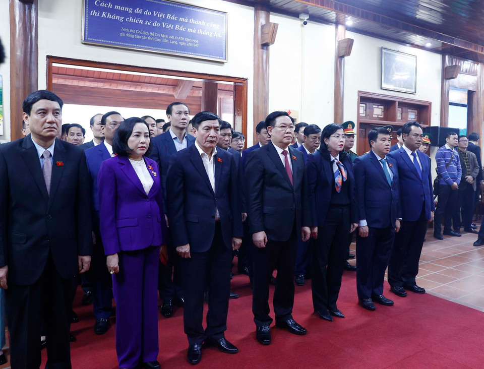 Chủ tịch Quốc hội Vương Đình Huệ dâng hương Chủ tịch Hồ Chí Minh tại Khu Di tích Quốc gia Đặc biệt ATK Định Hóa. (Ảnh: An Đăng/TTXVN)