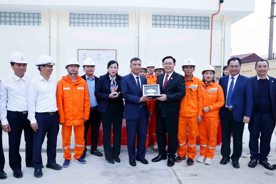 Chủ tịch Quốc hội Vương Đình Huệ tặng quà động viên cán bộ, công nhân viên tại khu điều hành của Trạm biến áp 110kV Định Hóa. (Ảnh: An Đăng/TTXVN)