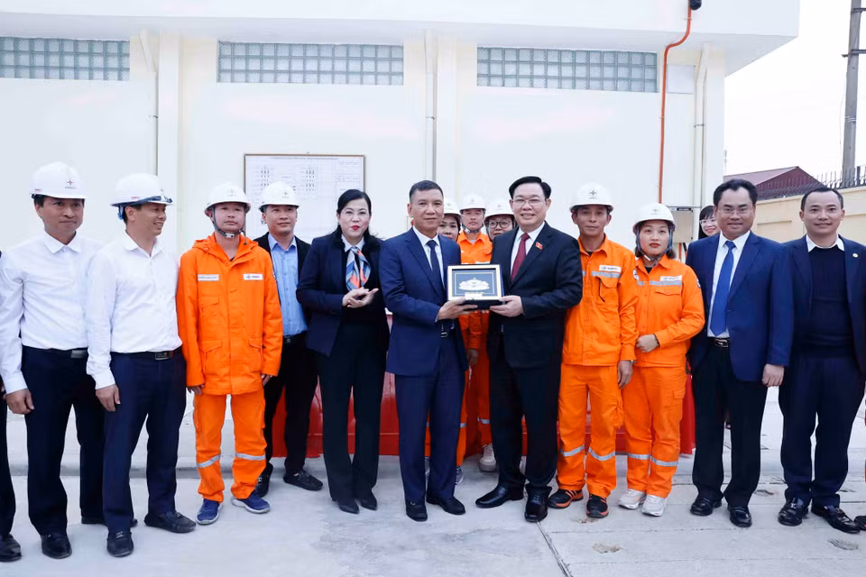 Chủ tịch Quốc hội Vương Đình Huệ tặng quà động viên cán bộ, công nhân viên tại khu điều hành của Trạm biến áp 110kV Định Hóa. (Ảnh: An Đăng/TTXVN)