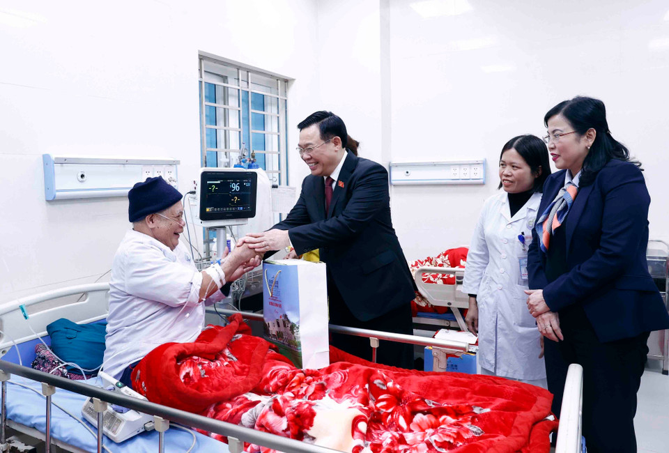 Chủ tịch Quốc hội Vương Đình Huệ thăm hỏi và tặng quà cho bệnh nhân đang điều trị tại Bệnh viện Đa khoa Định Hóa. (Ảnh: An Đăng/TTXVN)