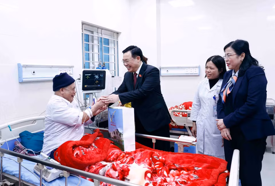 Chủ tịch Quốc hội Vương Đình Huệ thăm hỏi và tặng quà cho bệnh nhân đang điều trị tại Bệnh viện Đa khoa Định Hóa. (Ảnh: An Đăng/TTXVN)