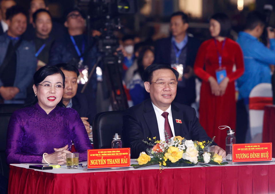 Chủ tịch Quốc hội Vương Đình Huệ và Bí thư Tỉnh ủy Thái Nguyên Nguyễn Thanh Hải dự Lễ kỷ niệm. (Ảnh: An Đăng/TTXVN)