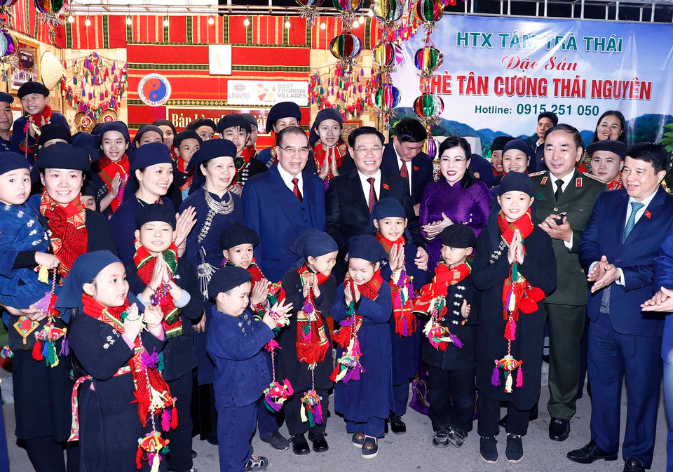 Chủ tịch Quốc hội Vương Đình Huệ, Bí thư Tỉnh ủy Thái Nguyên Nguyễn Thanh Hải, nguyên Tổng Bí thư Nông Đức Mạnh với đại biểu và nhân dân tỉnh Thái Nguyên. (Ảnh: An Đăng/TTXVN)