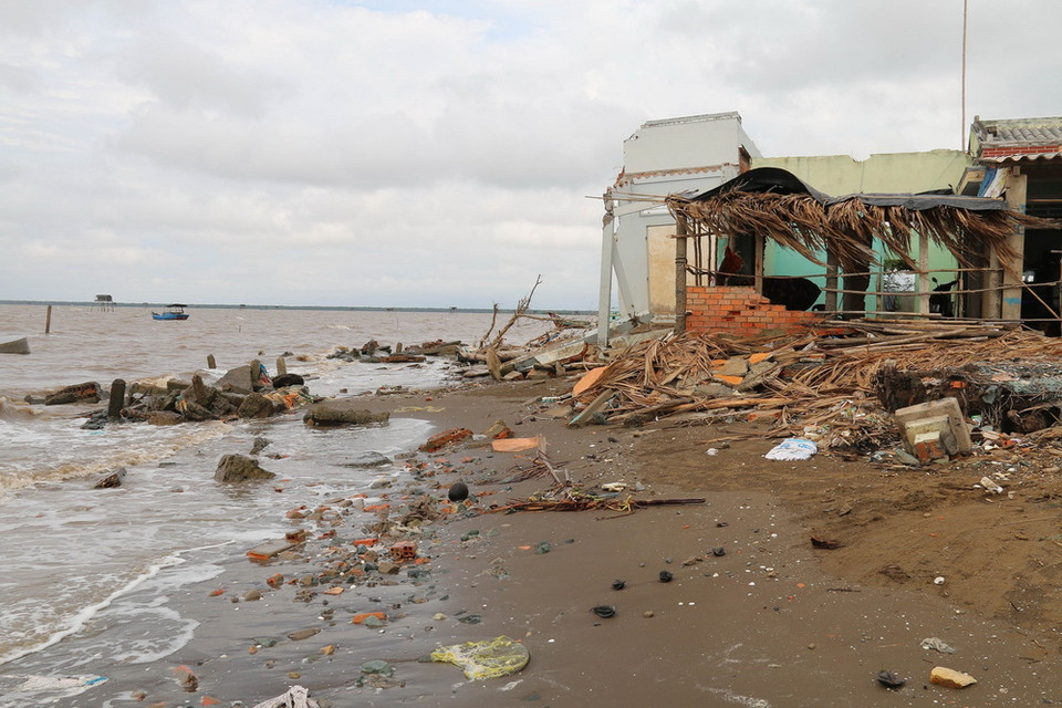 Khu vực vàm Cửa Tiểu, nơi sông Tiền đổ ra biển Đông hiện đang bị sạt lở nặng ở nhiều nơi, nhất là bờ phía Bắc thuộc ấp Cầu Muống, xã Tân Thành, huyện Gò Công Đông (Tiền Giang). (Ảnh: Minh Trí/TTXVN)