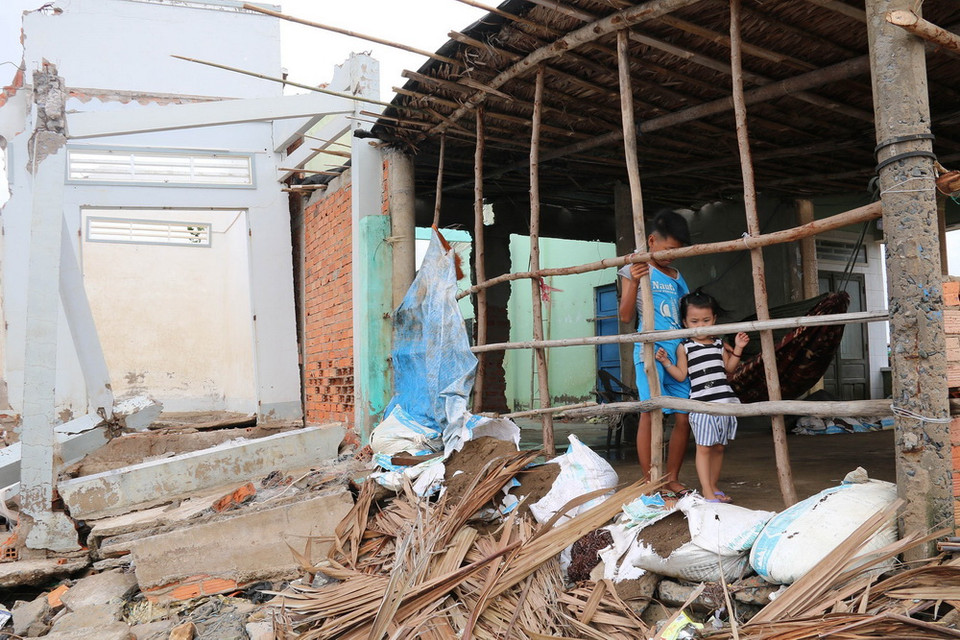 Tại đây, sạt lở đã lấn sâu vào đê ngăn mặn, gây ảnh hưởng trực tiếp đến đới sống sinh hoạt của 47 hộ dân; nhiều hộ đã mất nhà cửa, phải di dời khẩn cấp, đời sống rất khó khăn. (Ảnh: Minh Trí/TTXVN)