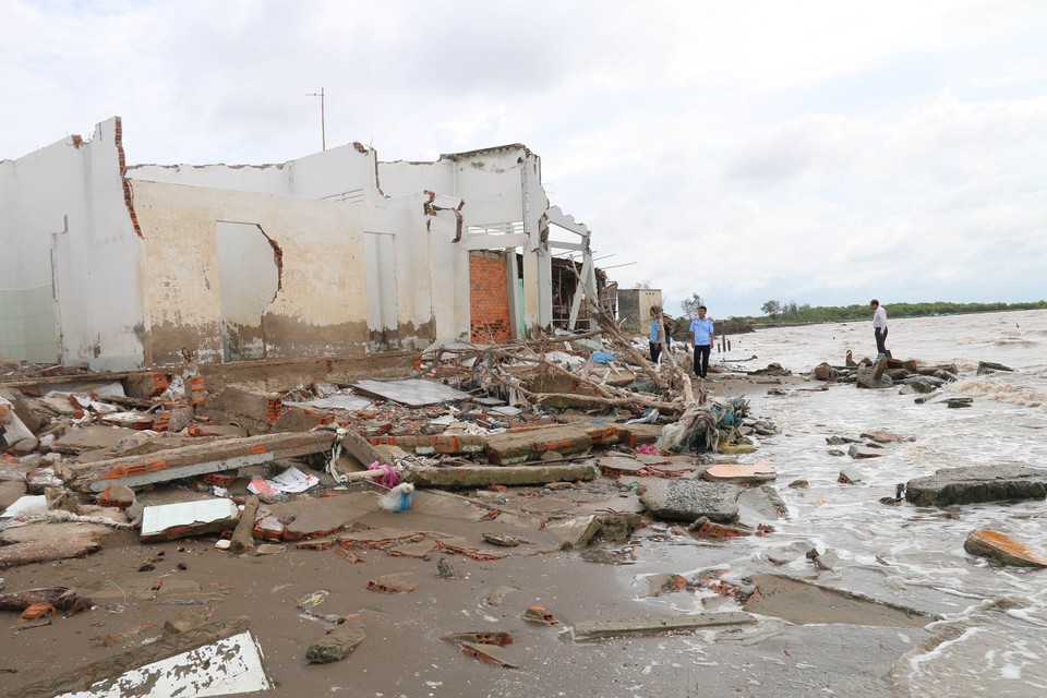 Sạt lở nghiêm trọng gây ảnh hưởng không nhỏ đến cuộc sống của người dân ấp Cầu Muống, xã Tân Thành, huyện Gò Công Đông. (Ảnh: Minh Trí/TTXVN)