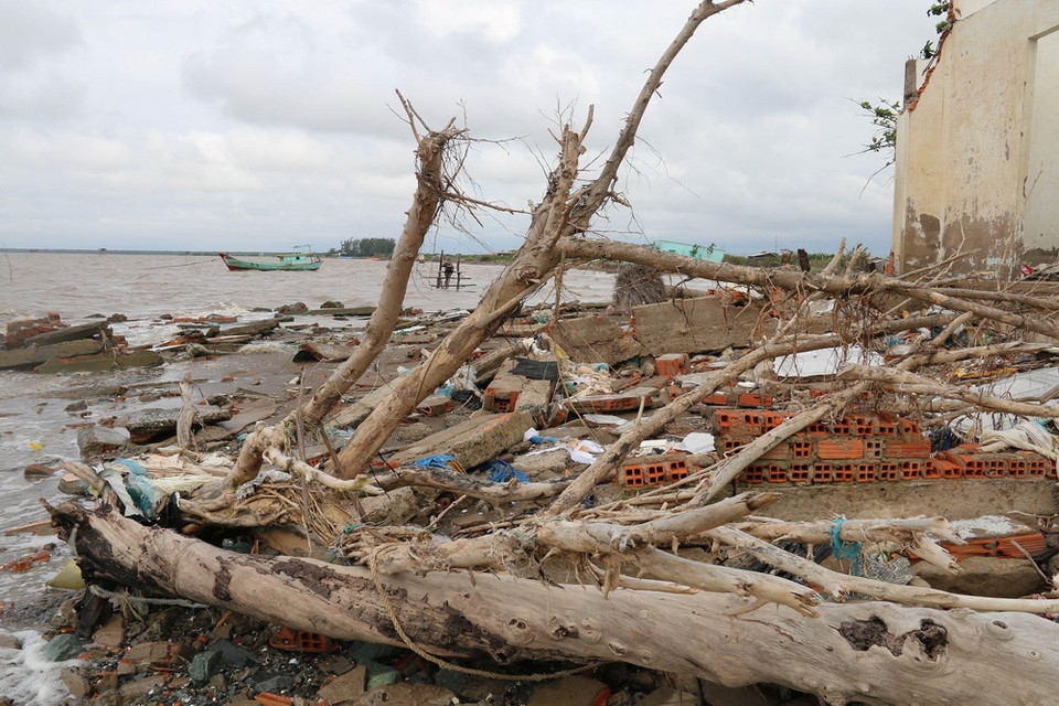 Tại đây, sạt lở đã lấn sâu vào đê ngăn mặn, gây ảnh hưởng trực tiếp đến đới sống sinh hoạt của 47 hộ dân; nhiều hộ đã mất nhà cửa, phải di dời khẩn cấp, đời sống rất khó khăn. (Ảnh: Minh Trí/TTXVN)