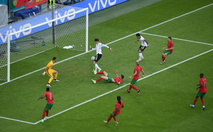 ...với pha ghi bàn dễ dàng của Kai Havertz sau đường chuyền dọn cỗ của Robin Gosens. (Nguồn: UEFA)