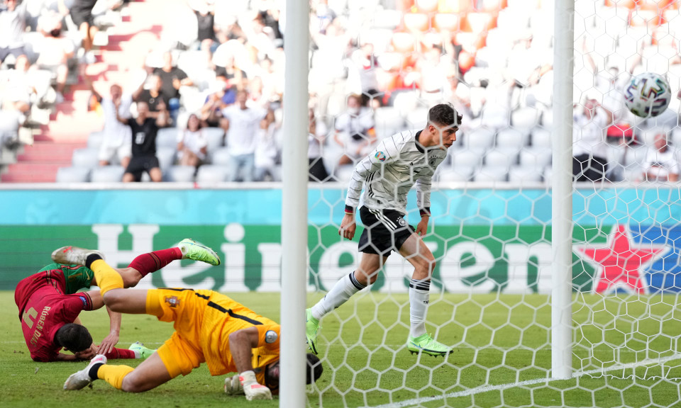 Tuy nhiên, Đức lại liên tiếp có được hai bàn thắng từ những tình huống phản lưới nhà của Ruben Dias ở phút 35... (Nguồn: EPA)
