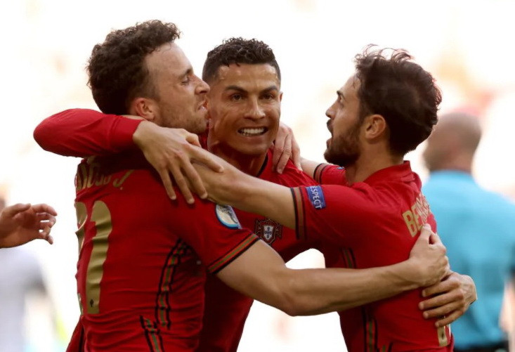 Pha lập công này giúp Ronaldo phá 'lời nguyền'... (Nguồn: UEFA)