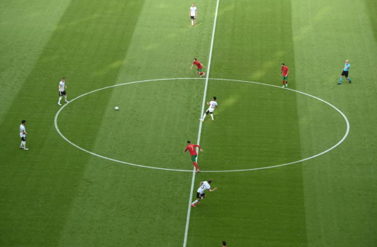 Trận 'đại chiến' Bồ Đào Nha-Đức tại Allianz Arena diễn ra hấp dẫn ngay sau tiếng còi khai cuộc. (Nguồn: UEFA)