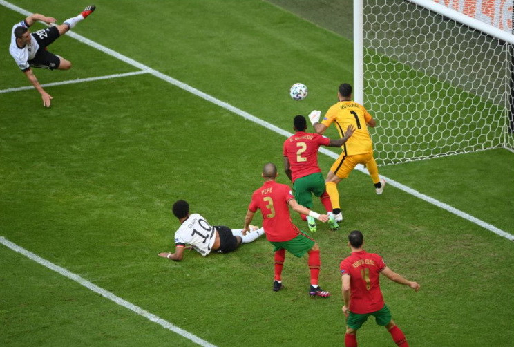 Tuyên Đức đã sớm làm tung lưới đối phương sau pha dứt đểm của Robin Gosens ở ngay phút thứ 5, nhưng bàn thắng không được công nhận do Gnabry rơi vào thế việt vị trước đó. (Nguồn: UEFA)