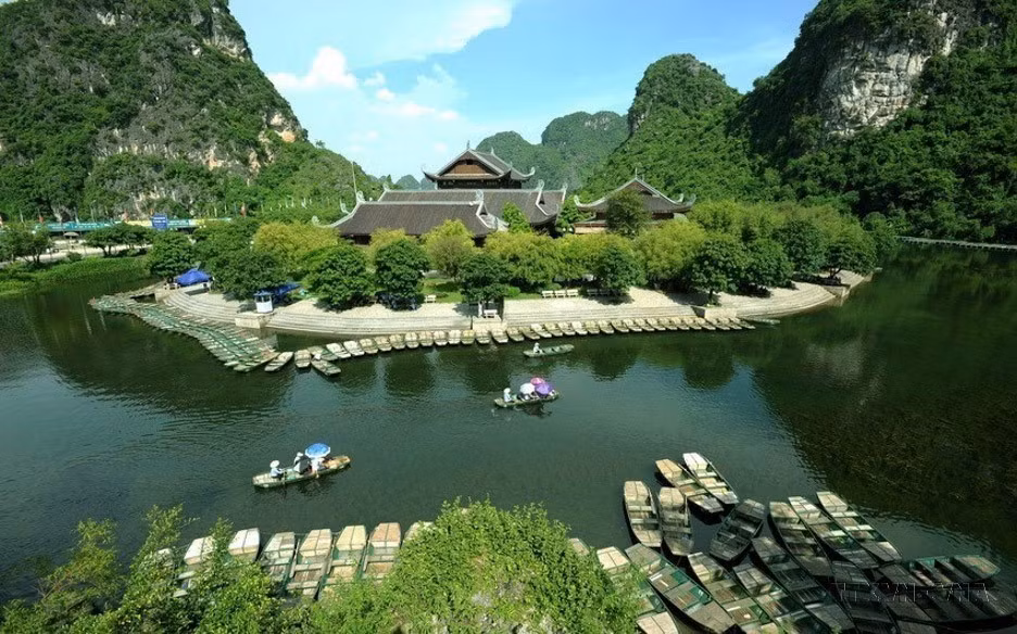 Vẻ đẹp sơn thủy hữu tình của bến đò Tràng An. (Ảnh: Minh Đức/TTXVN)