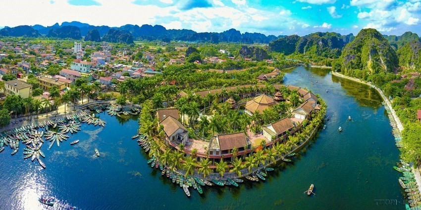 Tam Cốc nằm trong quần thể danh thắng Tràng An (Ninh Bình) với hệ thống các hang động, núi đá vôi, cánh đồng lúa nước tuyệt đẹp, nơi đây được ví như một Vịnh Hạ Long trên cạn. Trong ảnh: Bến đò Tam Cốc nhìn từ trên cao. (Ảnh: Minh Đức/TTXVN)