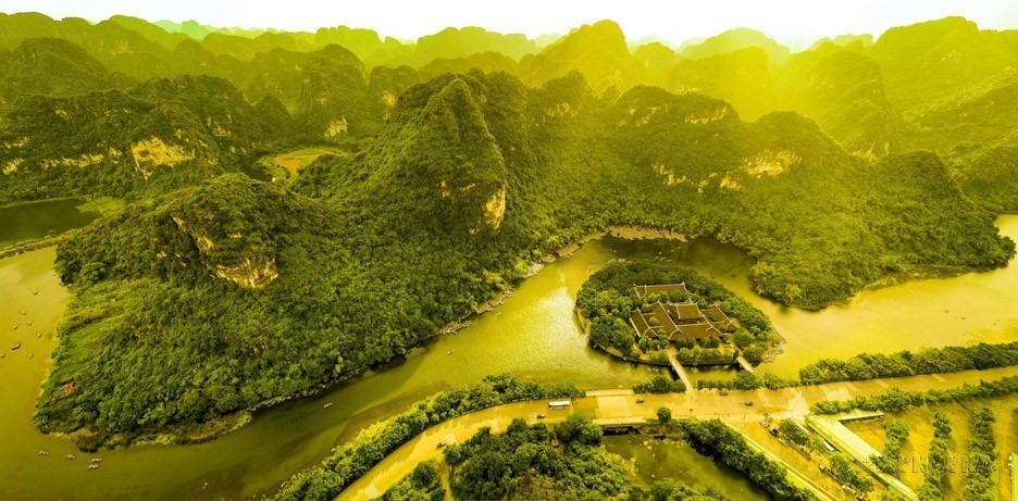 Bến thuyền Tràng An trong nắng mùa thu vàng. (Ảnh: Minh Đức/TTXVN)