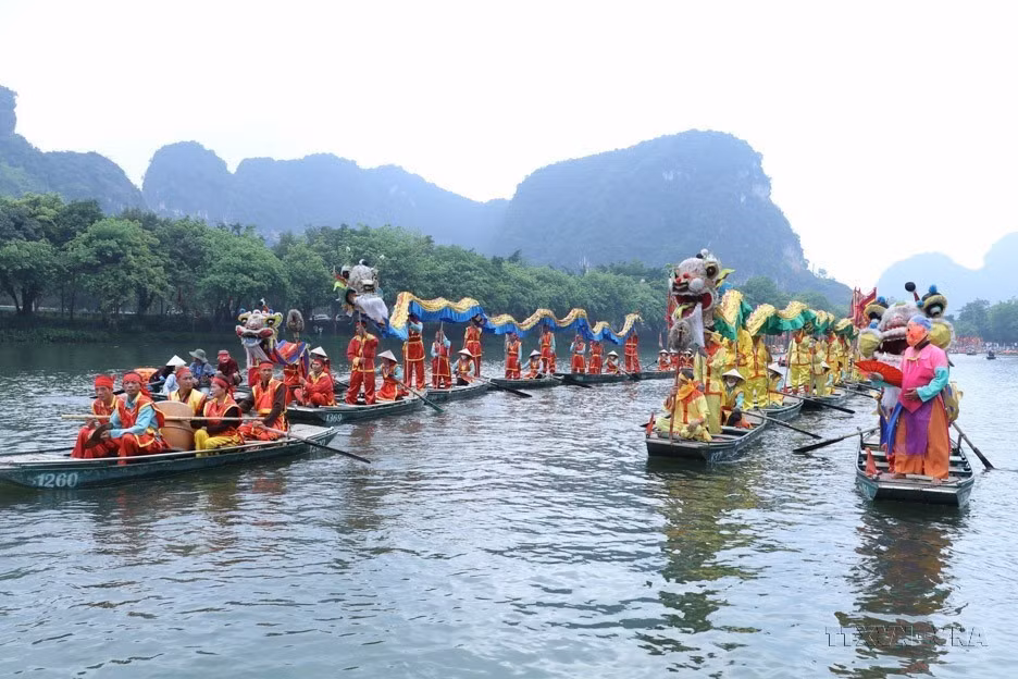 Lễ hội Tràng An năm 2023 được khai mạc tại Khu du lịch sinh thái Tràng An (thuộc Quần thể danh thắng Tràng An), nhằm tri ân và tưởng nhớ đức Thánh Quý Minh Đại Vương, các đời vua Trần cùng các bậc tiền nhân có công trong sự nghiệp xây dựng và bảo vệ đất nước. (Ảnh: Đức Phương/TTXVN)