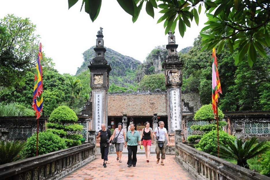 Đền thờ Vua Đinh Tiên Hoàng, nơi lưu dấu nhiều giá trị văn hóa, lịch sử, nghệ thuật kiến trúc, tâm linh, thu hút khách quốc tế đến tham quan. (Ảnh: Minh Đức/ TTXVN)