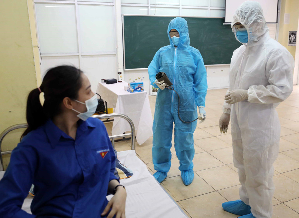 Mỗi điểm thi đều được tăng cường các điều kiện bảo đảm an toàn phòng, chống dịch, trong đó có 5 cán bộ y tế, 2 phòng thi dự phòng, 1 phòng cách ly, 5 cán bộ coi thi dự phòng. (Ảnh: Thanh Tùng/TTXVN)