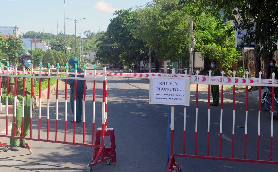 Lực lượng chức năng làm nhiệm vụ tại khu vực phong tỏa thôn Phú Vang, xã Bình Kiến, thành phố Tuy Hòa, tỉnh Phú Yên. (Ảnh: Xuân Triệu/TTXVN)