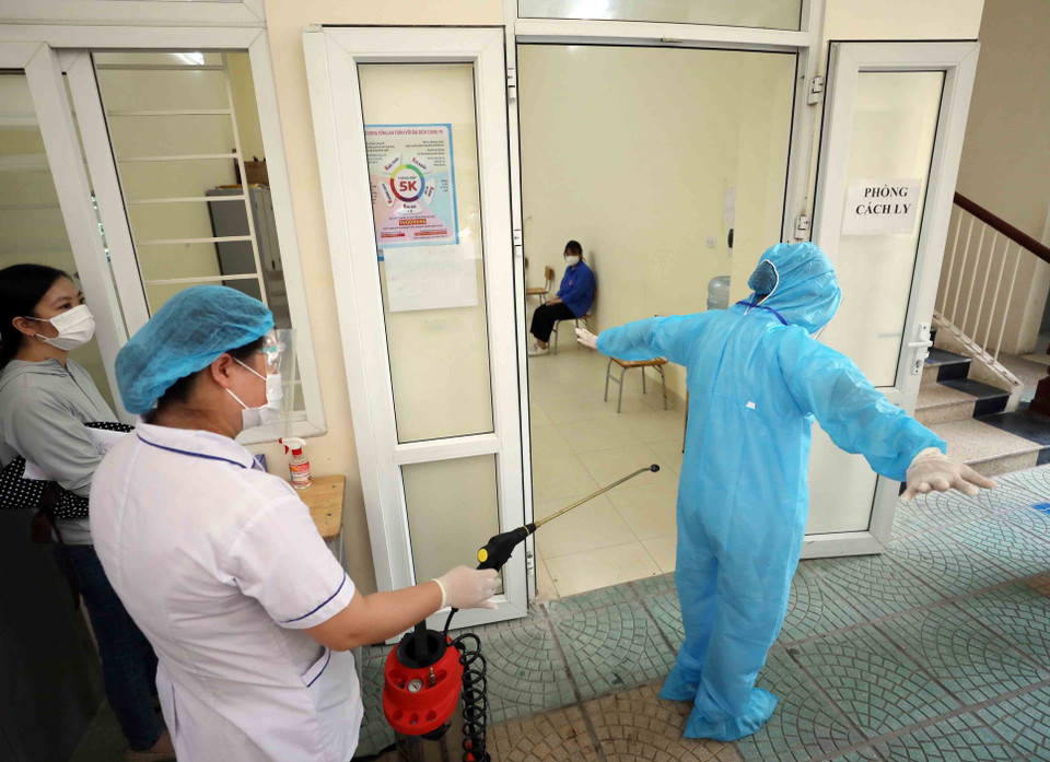 Mỗi điểm thi đều được tăng cường các điều kiện bảo đảm an toàn phòng, chống dịch, trong đó có 5 cán bộ y tế, 2 phòng thi dự phòng, 1 phòng cách ly, 5 cán bộ coi thi dự phòng. (Ảnh: Thanh Tùng/TTXVN)