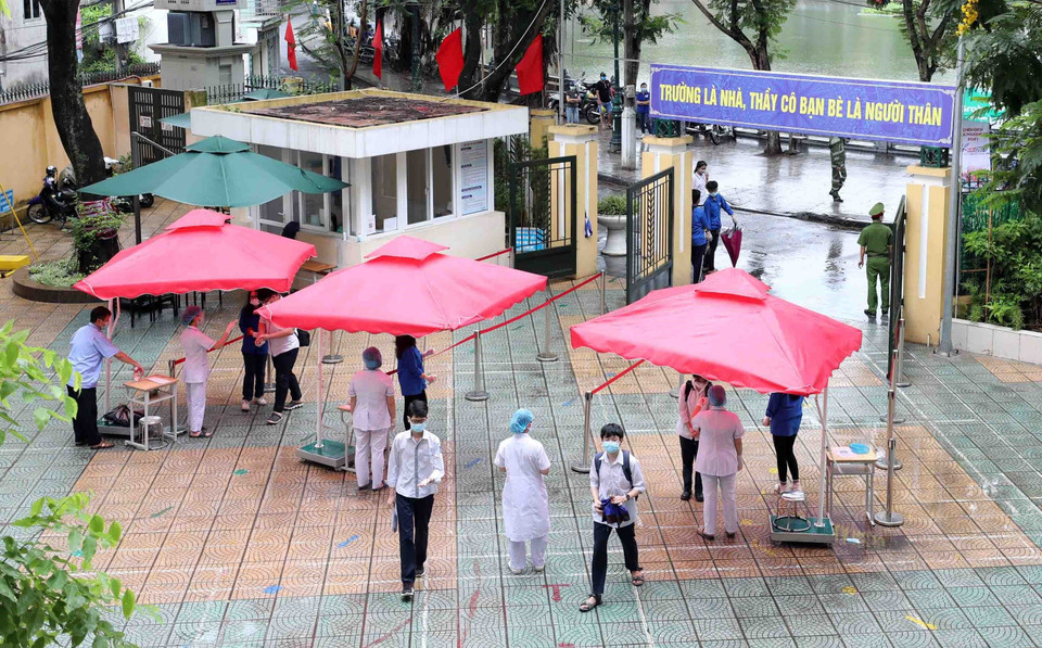 Mỗi điểm thi đều được tăng cường các điều kiện bảo đảm an toàn phòng, chống dịch, trong đó có 5 cán bộ y tế, 2 phòng thi dự phòng, 1 phòng cách ly, 5 cán bộ coi thi dự phòng. (Ảnh: Thanh Tùng/TTXVN)