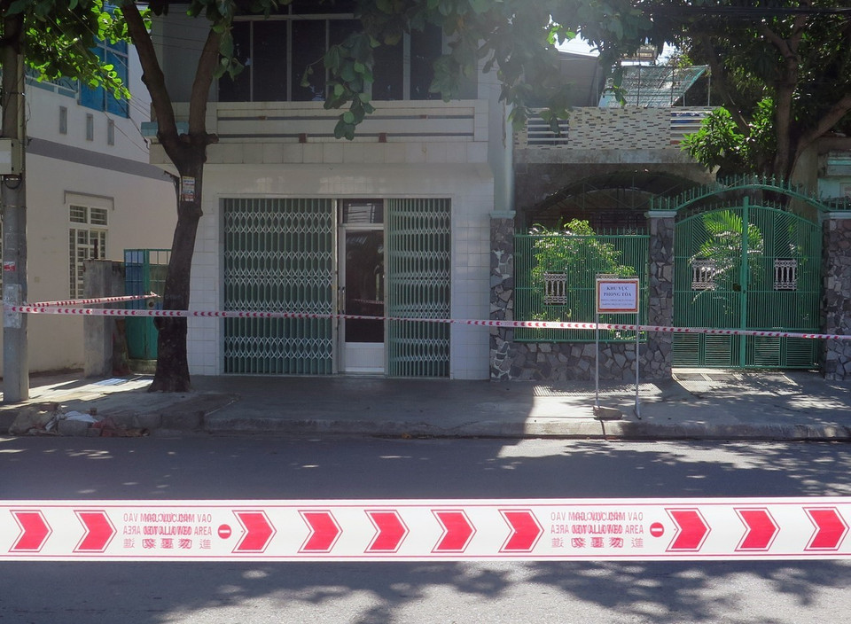 Phong tỏa khu dân cư tại thôn Phú Vang, xã Bình Kiến (thành phố Tuy Hòa) vì liên quan đến BN13960. (Ảnh: Xuân Triệu/TTXVN)