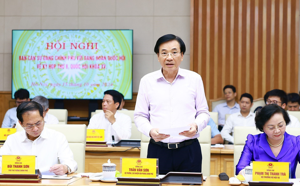 Bộ trưởng, Chủ nhiệm Văn phòng Chính phủ Trần Văn Sơn, Chánh Văn phòng Ban Cán sự đảng Chính phủ báo cáo một số nội dung trình tại Kỳ họp thứ 8, Quốc hội khóa XV. (Ảnh: Dương Giang/TTXVN)