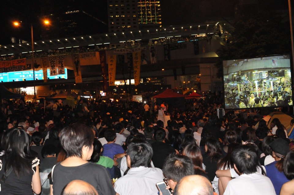 Chỉ khoảng một tiếng kể từ thời điểm phe sinh viên kêu gọi gia tăng biểu tình ''Chiếm Trung tâm'' vào lúc 19 giờ 30 phút giờ địa phương (18 giờ 30 phút giờ Việt Nam), lượng người biểu tình đổ về khu vực quanh tòa nhà chính quyền Hong Kong đã lên tới hàng chục nghìn người. (Ảnh: Tiến Trung/Vietnam+)