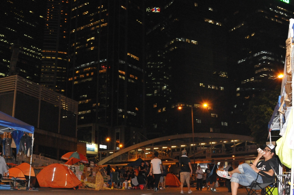 Theo quan sát, lượng người biểu tình ''Chiếm Trung tâm'' ở Admiraly không nhiều bằng quãng thời gian cao điểm của cuộc biểu tình trong một vài ngày đầu tháng này. (Ảnh: Tiến Trung/Vietnam+)