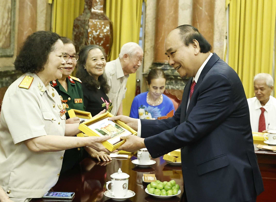 Chủ tịch nước Nguyễn Xuân Phúc tặng quà lưu niệm các đại biểu. (Ảnh: Thống Nhất/TTXVN)