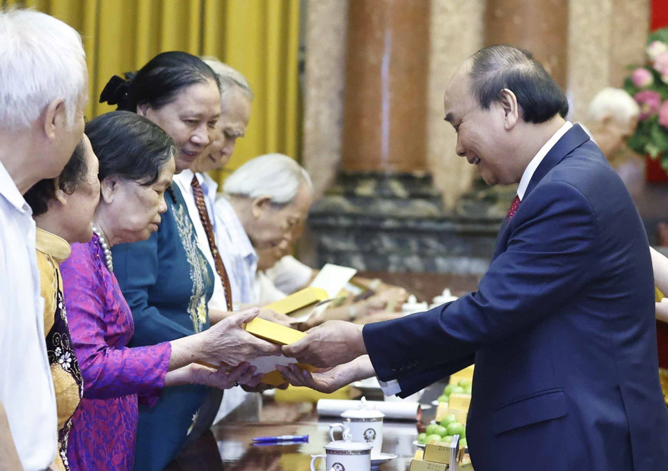 Chiều 31/8, tại Phủ Chủ tịch, Chủ tịch nước Nguyễn Xuân Phúc gặp mặt Đoàn đại biểu cán bộ từng trực tiếp phục vụ, bảo vệ Bác Hồ. (Ảnh: Thống Nhất/TTXVN)