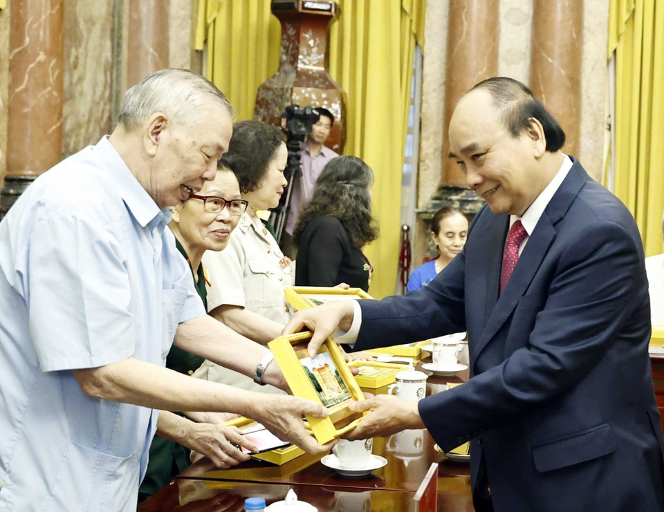 Chủ tịch nước Nguyễn Xuân Phúc tặng quà lưu niệm các đại biểu. (Ảnh: Thống Nhất/TTXVN)