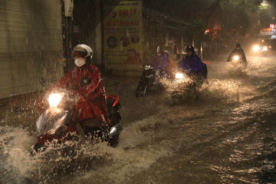 Phố Khương Hạ ngập khiến nhiều người đi lại khó khăn. (Ảnh: Tuấn Anh/TTXVN)