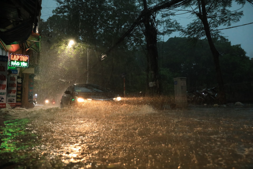 Phố Khương Hạ ngập khiến nhiều người đi lại khó khăn. (Ảnh: Tuấn Anh/TTXVN)