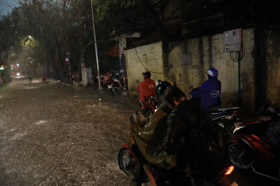 Phố Khương Hạ ngập khiến nhiều người đi lại khó khăn. (Ảnh: Tuấn Anh/TTXVN)