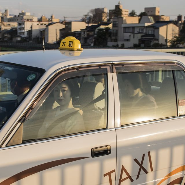 Ba Geisha Nhật Bản trên đường tới nơi biểu diễn. (Nguồn: NatGeo)