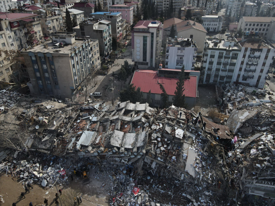 Ngày 6/2/2023, trận động đất kinh hoàng độ lớn 7,8 đã xảy ra ở khu vực biên giới giữa Thổ Nhĩ Kỳ và Syria. Tính đến 4h03 ngày 10/2 (giờ Việt Nam), số người thiệt mạng trong thảm họa động đất này đã lên tới hơn 21.000 người, trong khi hàng nghìn ngôi nhà ở hai bên biên giới bị phá hủy. Nhà cửa bị phá hủy sau trận động đất tại Kahramanmaras, Thổ Nhĩ Kỳ ngày 7/2/2023. Ảnh: AFP/TTXVN