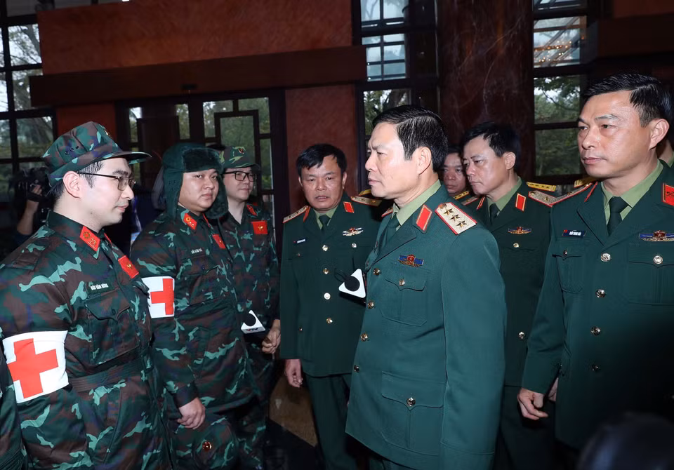 Thượng tướng Nguyễn Tân Cương, Tổng Tham mưu trưởng, Thứ trưởng Bộ Quốc phòng và lãnh đạo các cơ quan, đơn vị thuộc Bộ Quốc phòng động viên, giao nhiệm vụ cho các cán bộ, chiến sỹ tại buổi lễ . (Ảnh: Trọng Đức/TTXVN)