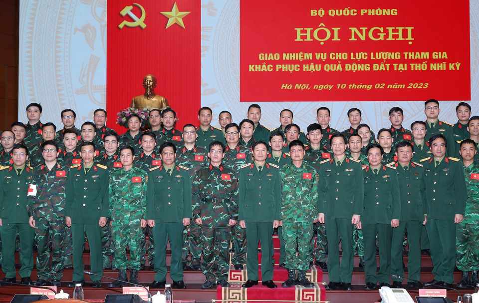 Thượng tướng Nguyễn Tân Cương, Tổng Tham mưu trưởng, Thứ trưởng Bộ Quốc phòng và lãnh đạo các cơ quan, đơn vị thuộc Bộ Quốc phòng và các cán bộ, chiến sỹ tại lễ nhận nhiệm vụ. (Ảnh: Trọng Đức/TTXVN)