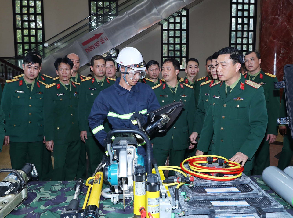 Lực lượng công binh làm công tác kiểm tra trang thiết bị máy móc phục vụ công tác cứu hộ, cứu nạn trước khi lên đường. (Ảnh: Trọng Đức/TTXVN)