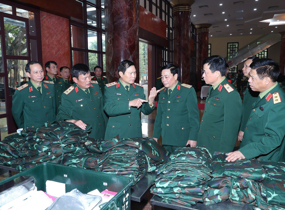 Thượng tướng Nguyễn Tân Cương, Tổng Tham mưu trưởng, Thứ trưởng Bộ Quốc phòng và lãnh đạo các cơ quan, đơn vị thuộc Bộ Quốc phòng kiểm tra dụng cụ, quân trang của lực lượng quân y trước khi lên đường. (Ảnh: Trọng Đức/TTXVN)