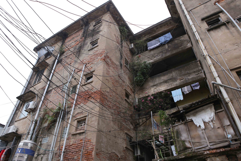 Hiện nay, trên địa bàn thành phố Nam Định, tỉnh Nam Định, có 29 nhà chung cư cũ từ 2 đến 5 tầng với 1.167 căn hộ là nhà ở cũ thuộc sở hữu Nhà nước đang cho các hộ dân thuê. (Ảnh: Công Luật/TTXVN)