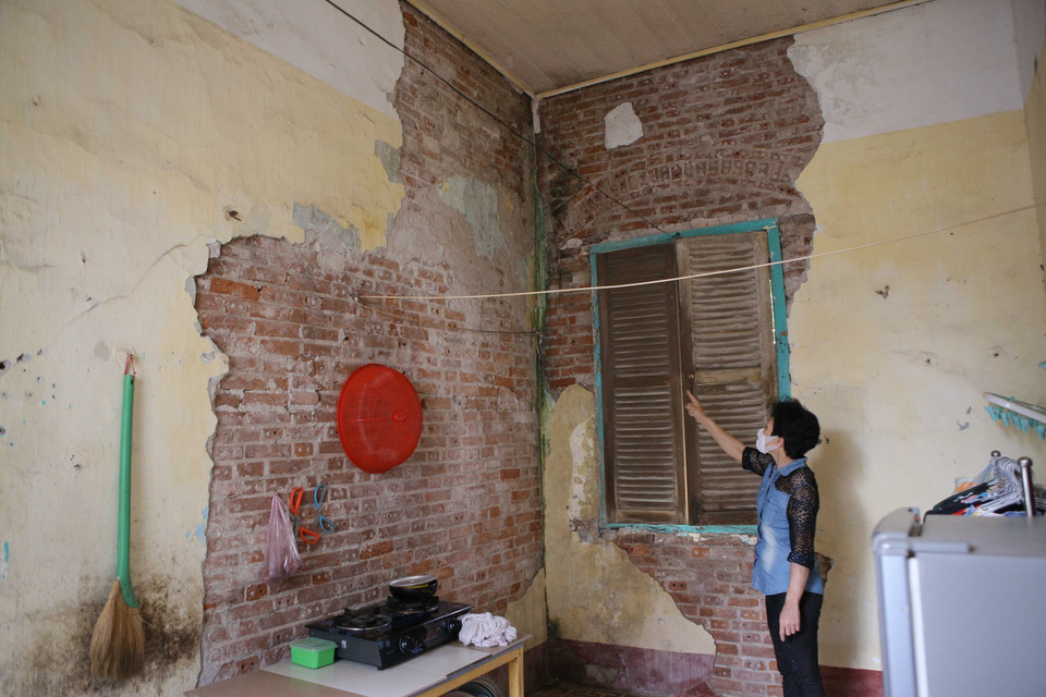 Nhiều căn hộ tại chung cư số 181 đường Hoàng Văn Thụ, thành phố Nam Định bị hư hỏng nặng, thuộc diện nhà chung cư phải phá dỡ do có nhà nguy hiểm cấp D. (Ảnh: Công Luật/TTXVN)