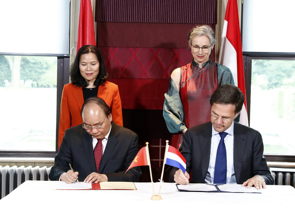 Thủ tướng Nguyễn Xuân Phúc với Thủ tướng Vương quốc Hà Lan Mark Rutte Ký Ý định thư giữa Chính phủ nước Cộng hòa XHCN Việt Nam và Chính phủ Hà Lan về tạo thuận lợi triển khai các dự án chuyển đổi quy mô lớn để phát triển bền vững Đồng bằng sông Cửu Long. (Ảnh: Thống Nhất/TTXVN)