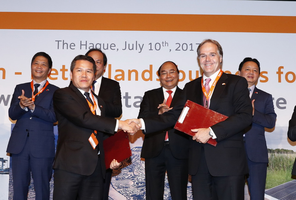 Thủ tướng Nguyễn Xuân Phúc chứng kiến Lễ trao các văn kiện hợp tác giữa 2 nước. (Ảnh: Thống Nhất/TTXVN)