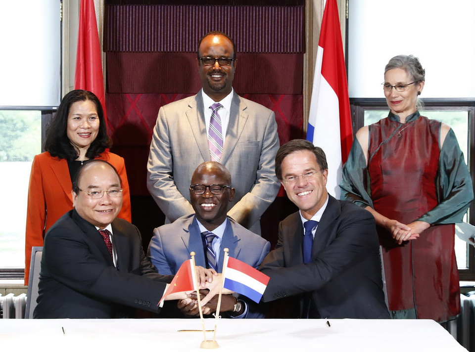 Thủ tướng Nguyễn Xuân Phúc và Thủ tướng Vương quốc Hà Lan Mark Rutte và Ngân hàng Thế giới ký Bản ghi nhớ giữa Chính phủ nước Cộng hòa XHCN Việt Nam và Chính phủ Hà Lan về hợp tác quản lý An toàn thực phẩm ở Việt Nam. Ảnh: Thống Nhất-TTXVN