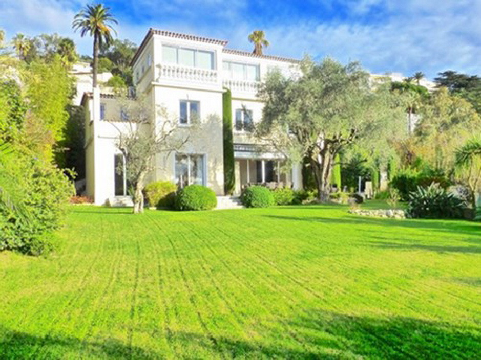 Chỉ riêng biệt thự đã có diện tích 400m2.