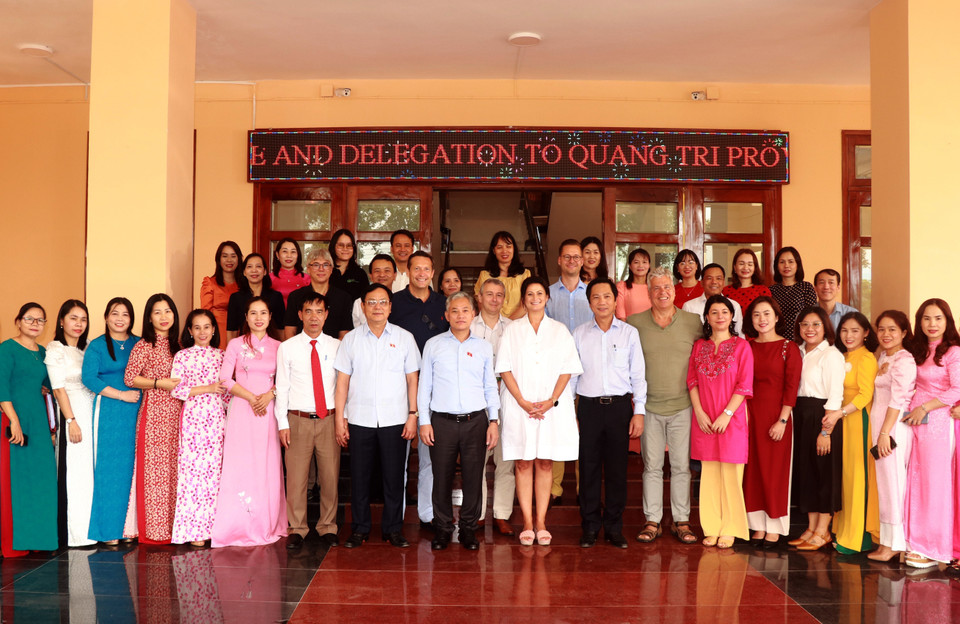 Chủ tịch Thượng viện Vương quốc Bỉ Stephanie D’Hose cùng Đoàn đại biểu Nghị viện Vương quốc Bỉ chụp ảnh lưu niệm với đội ngũ giáo viên mầm non huyện Hướng Hóa. (Ảnh: Nguyên Linh/TTXVN)